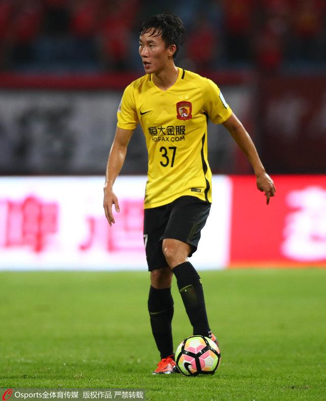 欧冠-皇马4-2那不勒斯锁头名 19岁帕斯处子球贝林厄姆传射欧冠C组第5轮，皇马主场对阵那不勒斯。